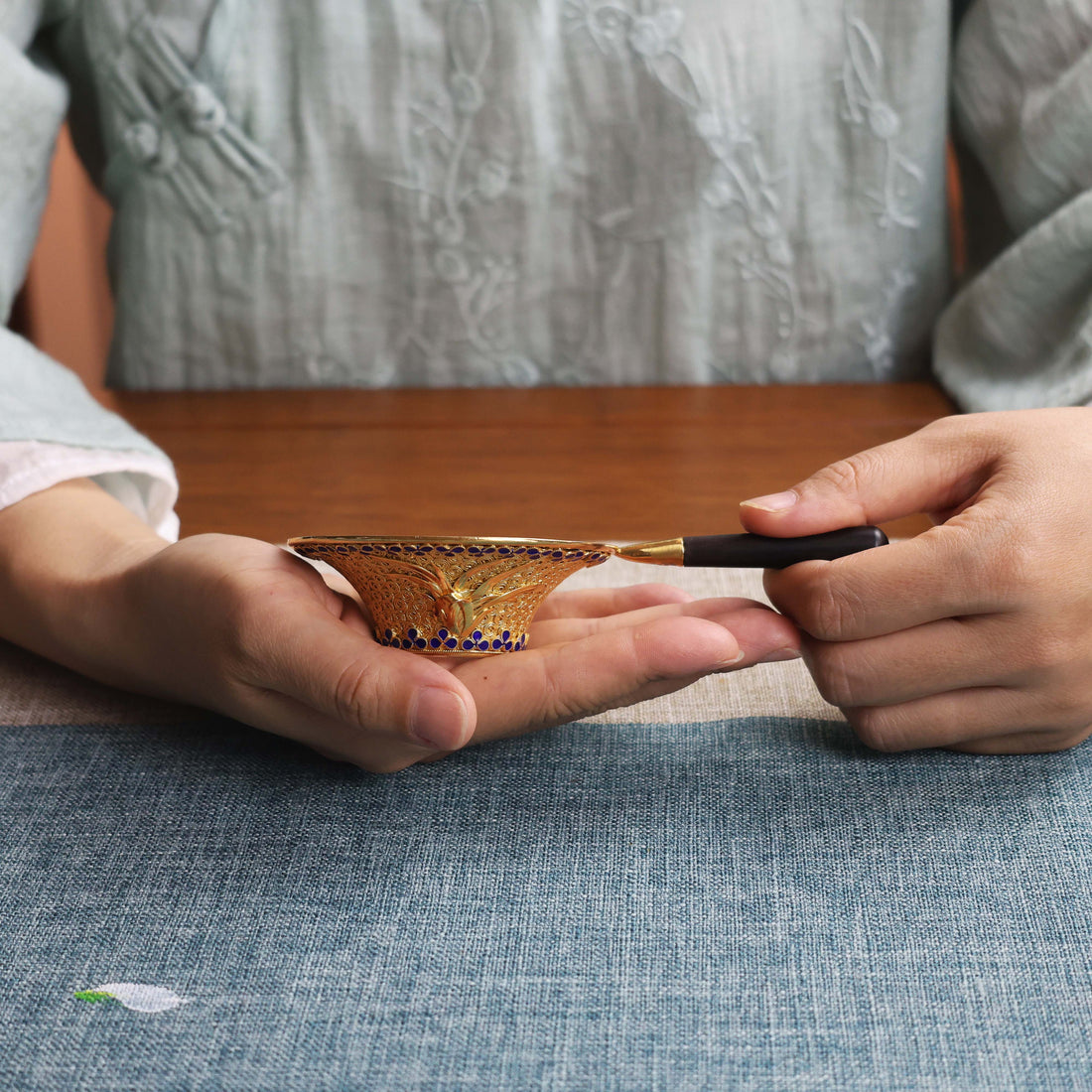 Чайное ситечко из серебра 24 карата с позолотой, филигранью и эмалью | Изготовлено вручную из серебра 999 пробы с ручкой из черного дерева