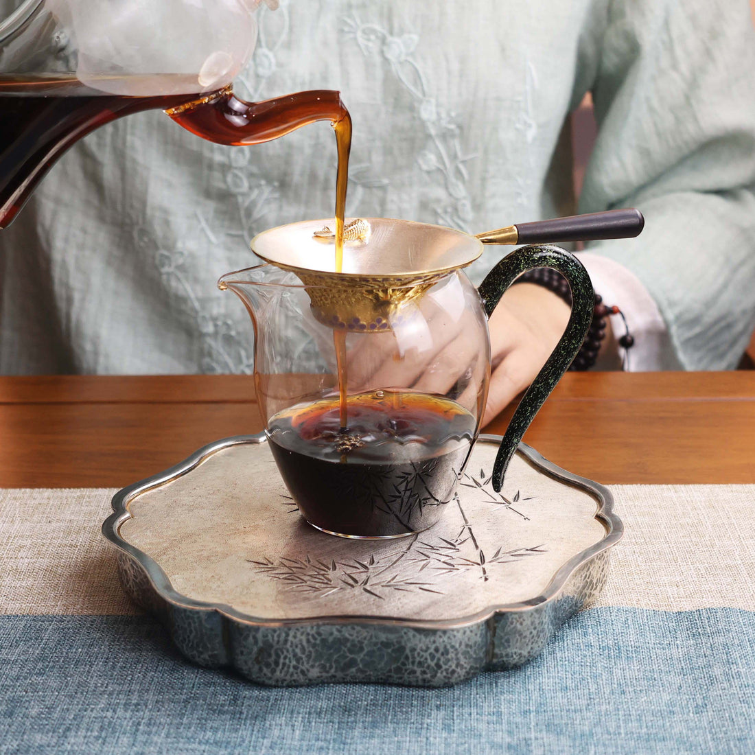 Чайное ситечко из серебра 24 карата с позолотой, филигранью и эмалью | Изготовлено вручную из серебра 999 пробы с ручкой из черного дерева