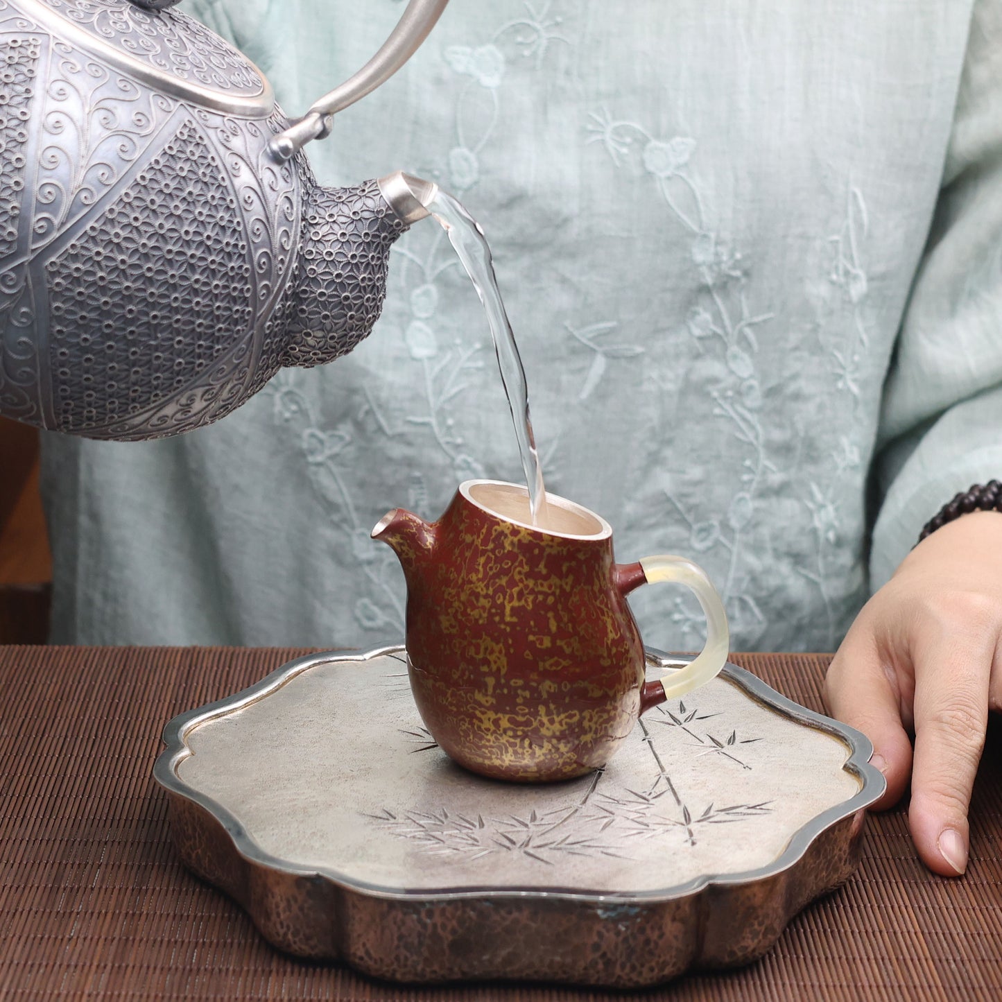 Серебряный чайник ручной работы «Тонкая талия» с хотяньским нефритом | Выкованное вручную серебро 999 пробы с натуральным лаковым покрытием