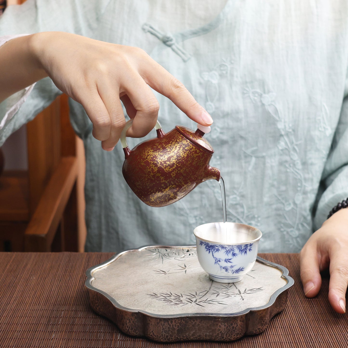 Серебряный чайник ручной работы «Тонкая талия» с хотяньским нефритом | Выкованное вручную серебро 999 пробы с натуральным лаковым покрытием