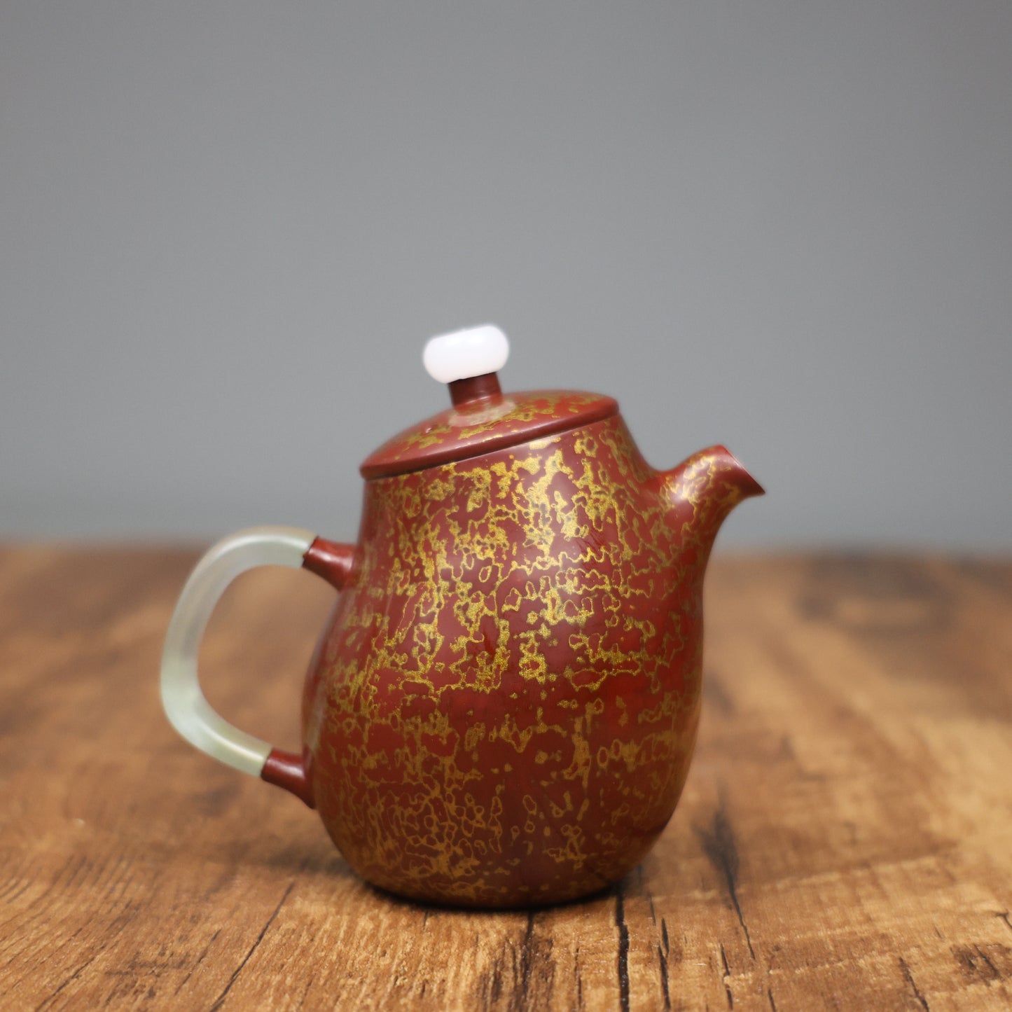 Серебряный чайник ручной работы «Тонкая талия» с хотяньским нефритом | Выкованное вручную серебро 999 пробы с натуральным лаковым покрытием