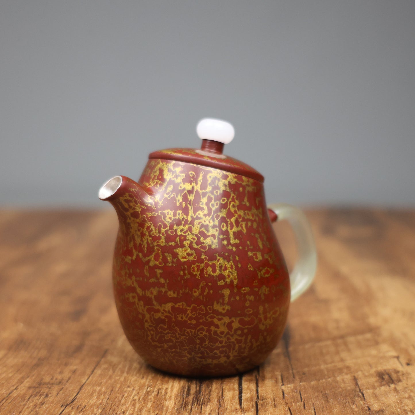 Серебряный чайник ручной работы «Тонкая талия» с хотяньским нефритом | Выкованное вручную серебро 999 пробы с натуральным лаковым покрытием