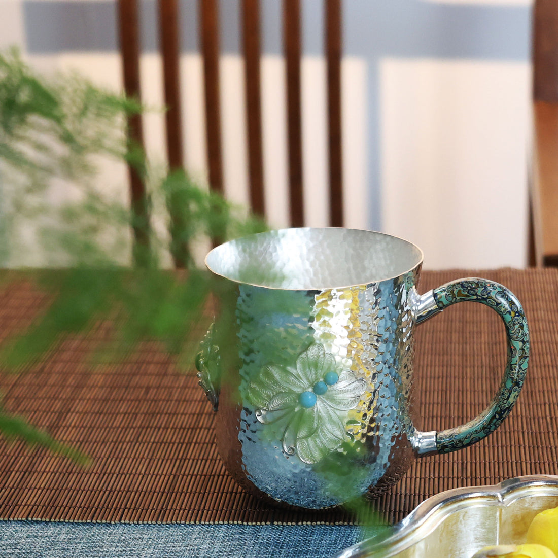 Кружка ручной работы из стерлингового серебра 999 пробы с филигранной отделкой из драгоценных камней и ручкой, покрытой натуральным лаком | Коллекция Imperial Artistry