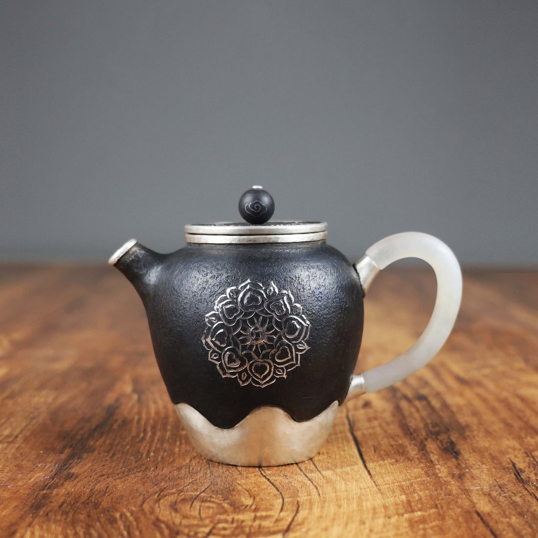 Чайник ручной ковки из серебра 999 пробы «Iron-Clad Silver» | Шедевр: гравированный лотосовый чайник «Цянь Цзань» с нефритовой ручкой