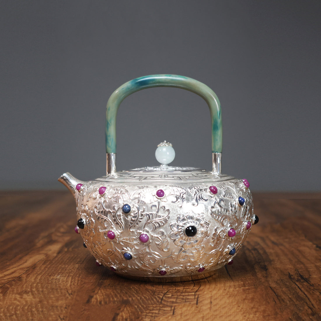 Чайник ручной ковки из стерлингового серебра 999 пробы с инкрустацией из рубинов, сапфиров и пренита | Ручка из натурального лака и ручка из жадеита