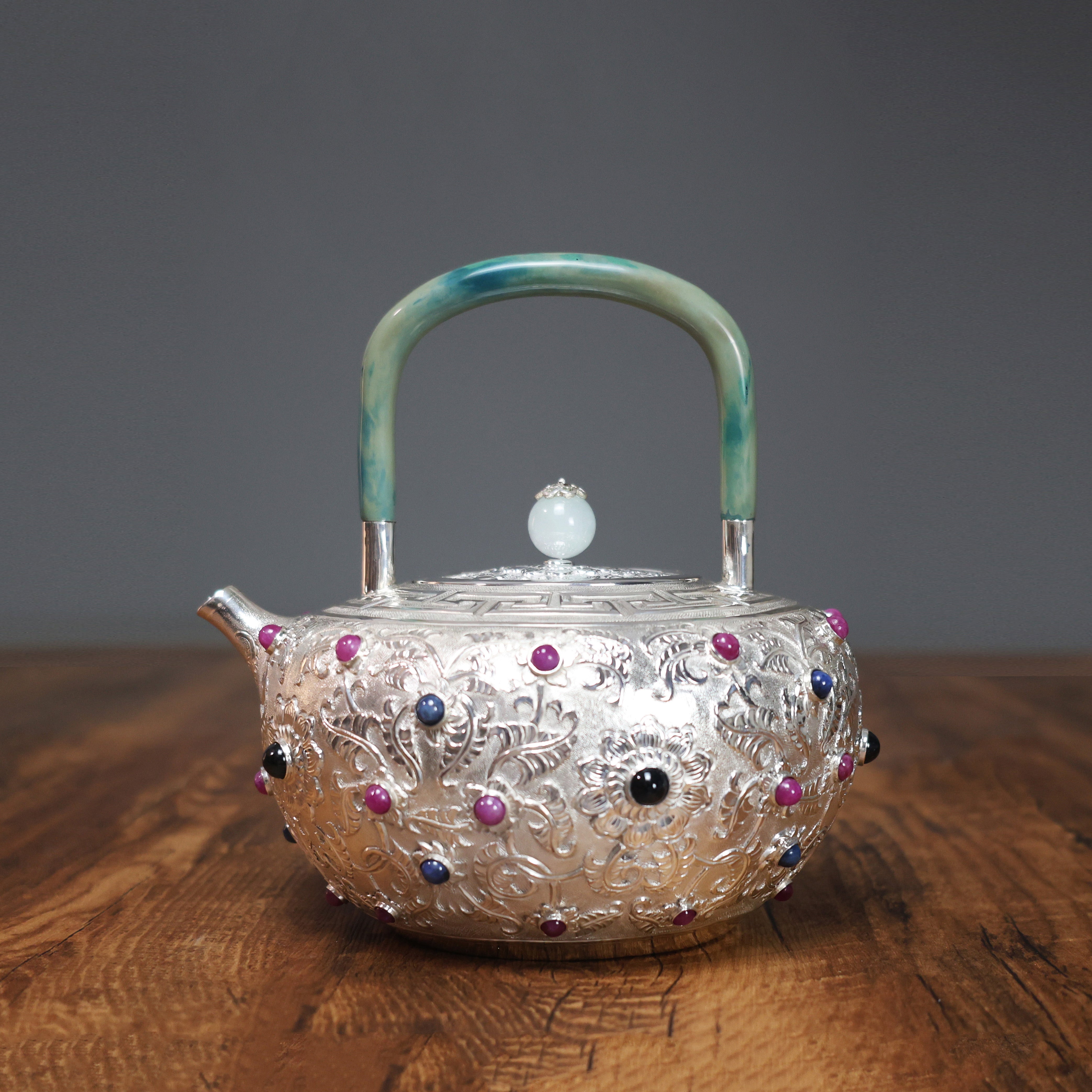 Чайник ручной ковки из стерлингового серебра 999 пробы с инкрустацией из рубинов, сапфиров и пренита | Ручка из натурального лака и ручка из жадеита