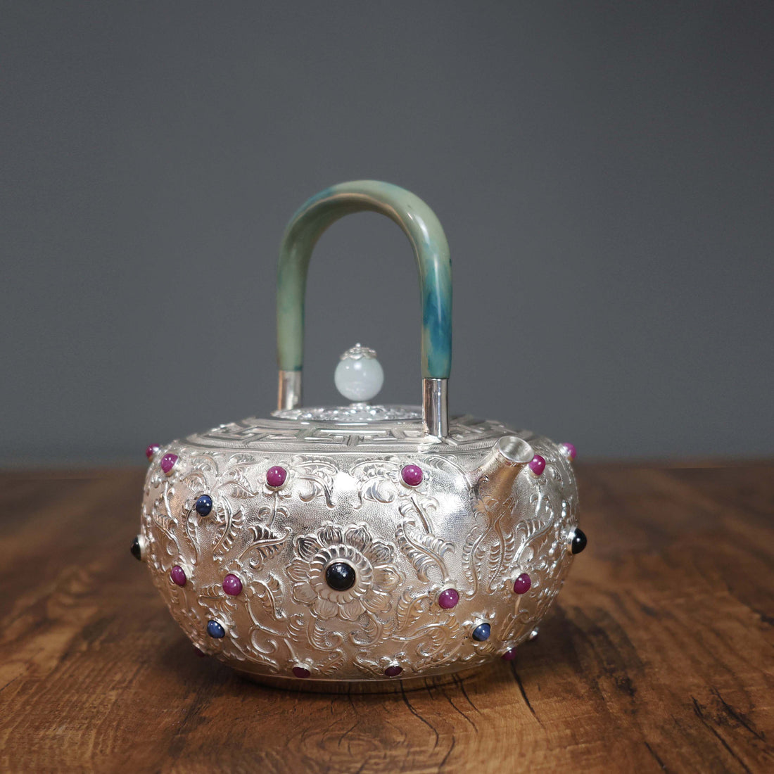 Чайник ручной ковки из стерлингового серебра 999 пробы с инкрустацией из рубинов, сапфиров и пренита | Ручка из натурального лака и ручка из жадеита