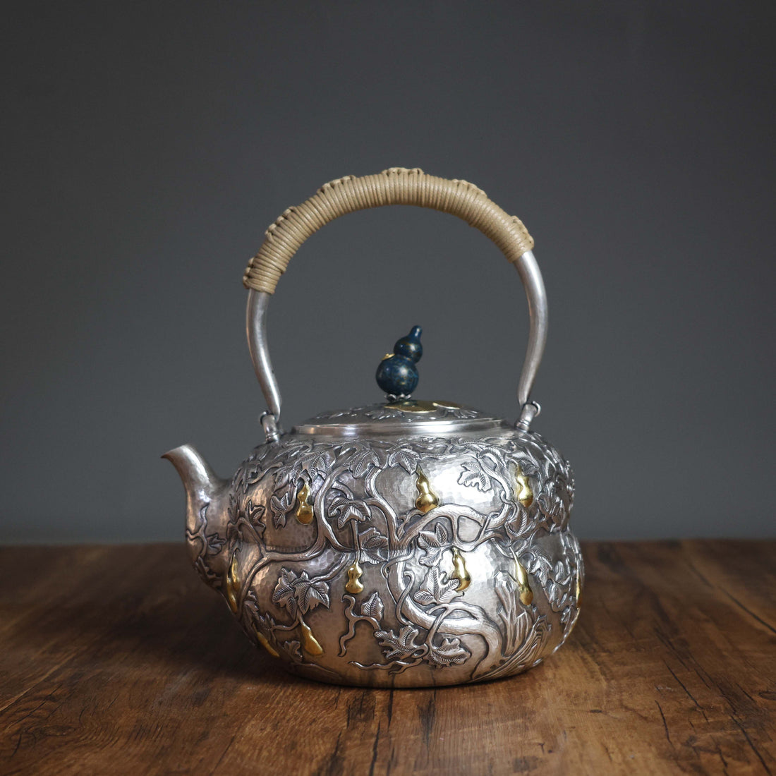 Тыквенный чайник «Четыре благословения», выкованный вручную из серебра 999 пробы | Позолоченный чайник с высоким рельефом и ручкой, покрытой натуральным лаком
