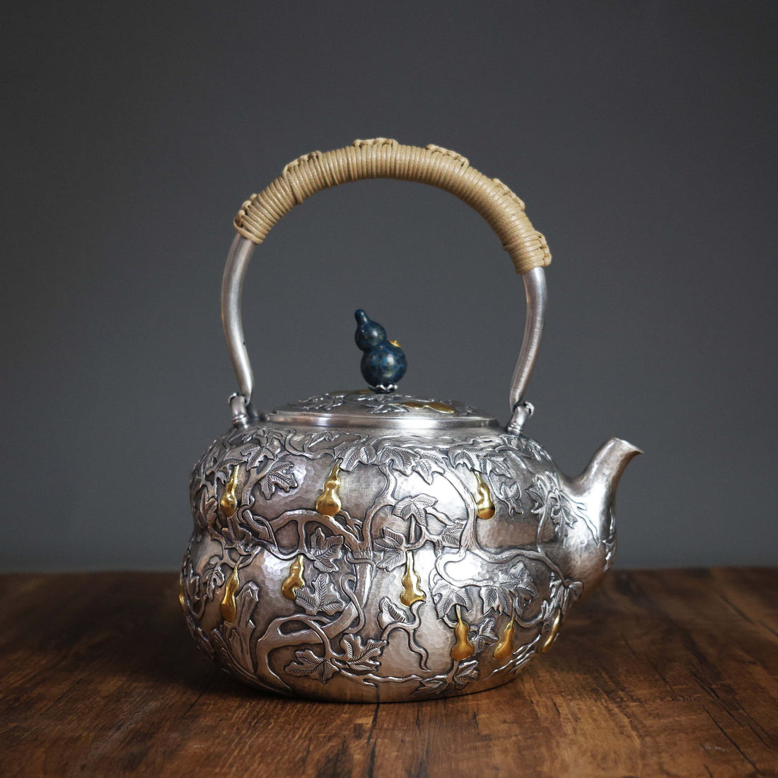 Тыквенный чайник «Четыре благословения», выкованный вручную из серебра 999 пробы | Позолоченный чайник с высоким рельефом и ручкой, покрытой натуральным лаком