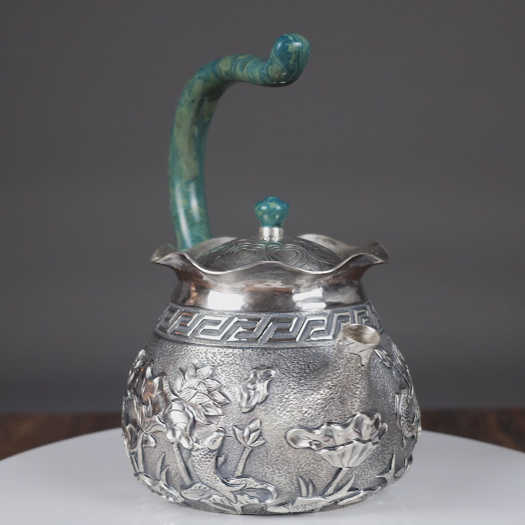 Чайник ручной ковки из стерлингового серебра 999 пробы | Чайник «Изобилие» с рельефной гравировкой и ручкой, покрытой натуральным лаком